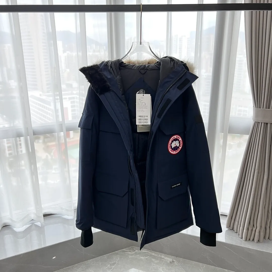 P840 Top version, original top quality Canadian brand Canada Goose has always been recognized as the warmest down jacket. Various Instagram celebrities, Internet celebrities, and celebrities often wear it for street photos. I do Canada Goose every year, but I still can’t get rid of my love for the geese. No matter how cold the weather is, there is no need to be afraid, because there are geese! ! The fur collar is made of top-grade imported coyote fur, which is not comparable to most of the loose and soft raccoon fur and fake fur on the market. The delicate and firm feel of the natural Siberian coyote fur collar is the sense of life that comes from the erosion of wind and frost in nature. The fur collar is removable! Filled with 90% white duck down, Canada Goose is the legendary warmest down jacket and is known as a must-have for Arctic outdoor sports! The most popular down jacket in the world, celebrities are rushing to buy it, it is a must-have! Same style for men and women Size: XS to XXXL Ready in stock😍😍